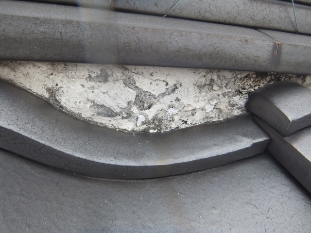 経年劣化で黒ずんだ漆喰部